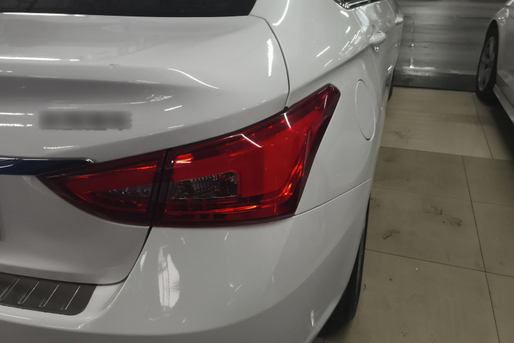 奇瑞 艾瑞泽5 2016款 1.5L CVT领潮版车身外观9