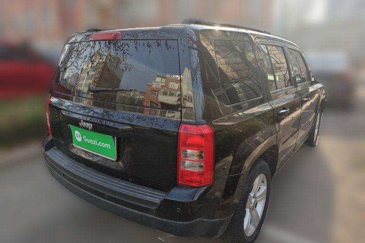 Jeep 自由客 2015款 2.4L 运动版车身外观7