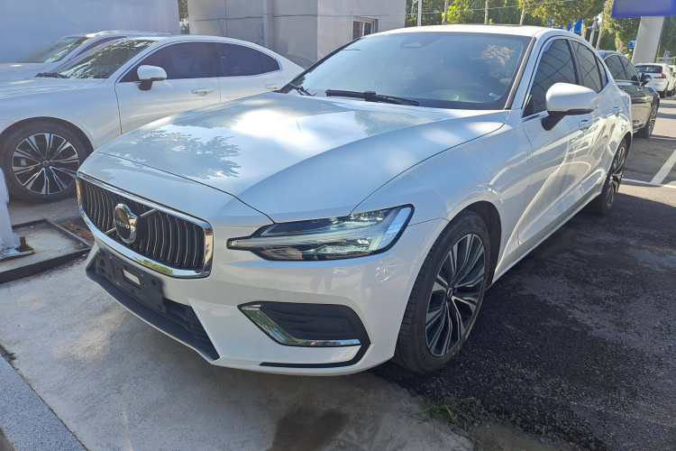 沃尔沃S60 2024款 B4 智远豪华版车身外观1