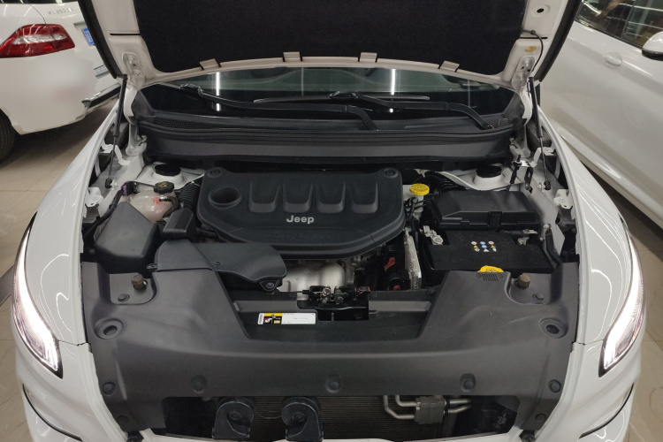 Jeep 自由光 2017款 2.0L 优越版机舱底盘24