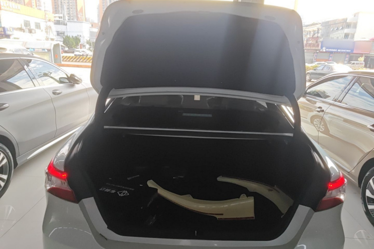 丰田 凯美瑞 2021款 双擎 2.5HGVP 领先版机舱底盘23