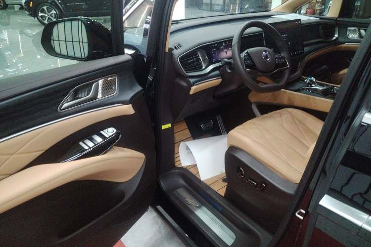 腾势D9 2025款 DM-i 智驾版 1020 四驱旗舰型中控内饰7003