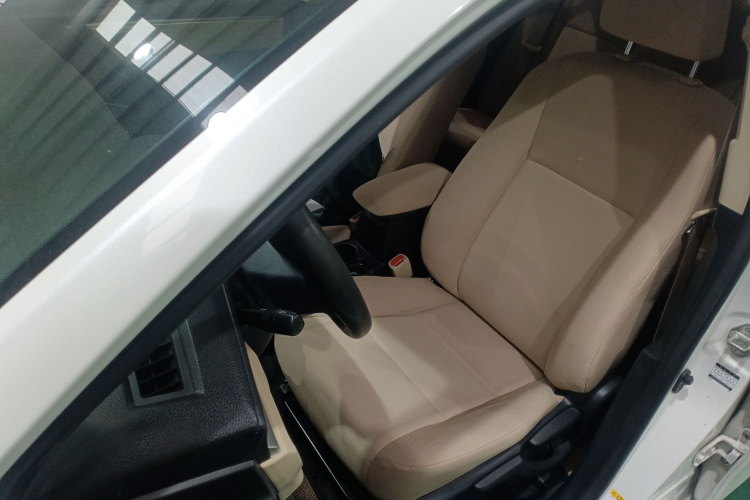 丰田 雷凌 2015款 1.6E CVT新锐版中控内饰19