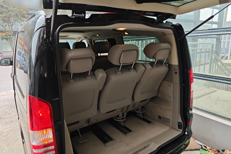 奔驰 唯雅诺 2013款 3.0L 舒适版机舱底盘23