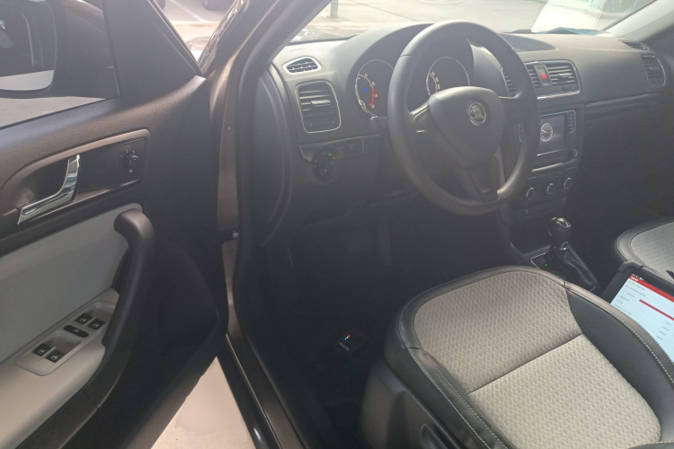 斯柯达 Yeti 2017款 TSI280 DSG前行版中控内饰7003