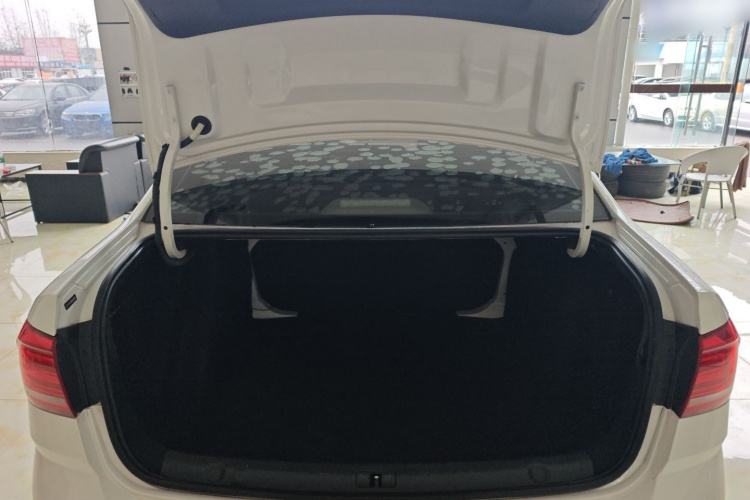 大众 朗逸 2017款 1.6L 自动风尚版机舱底盘23