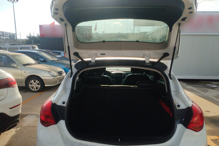 别克 英朗 2014款 XT 1.6L 自动时尚版机舱底盘23