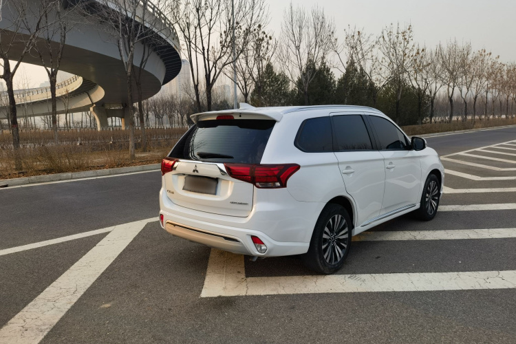 三菱 欧蓝德 2021款 改款 2.0L 两驱畅享版 5座车身外观6006