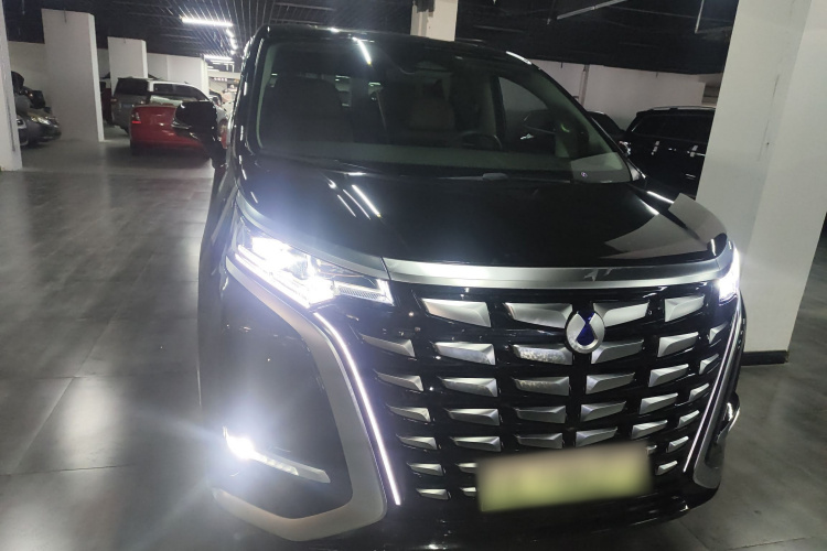 腾势D9 2022款 DM-i 970 四驱旗舰型车身外观2