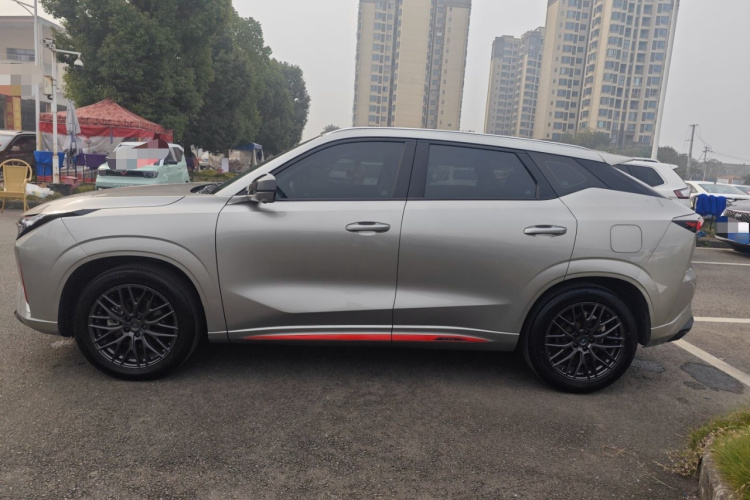 长安欧尚Z6 2022款 蓝鲸 1.5T DCT智尊型车身外观4