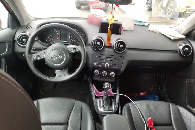 奥迪A1 2014款 30 TFSI Sportback舒适型中控内饰7002