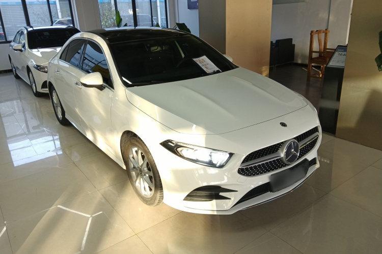 奔驰A级 2020款 改款 A 200 L 运动轿车动感型车身外观3