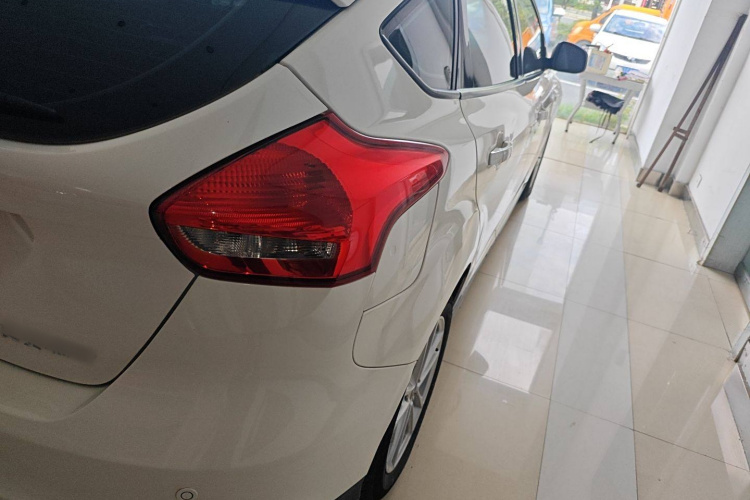 福特 福克斯 2017款 两厢 1.6L 自动风尚型智行版车身外观6006