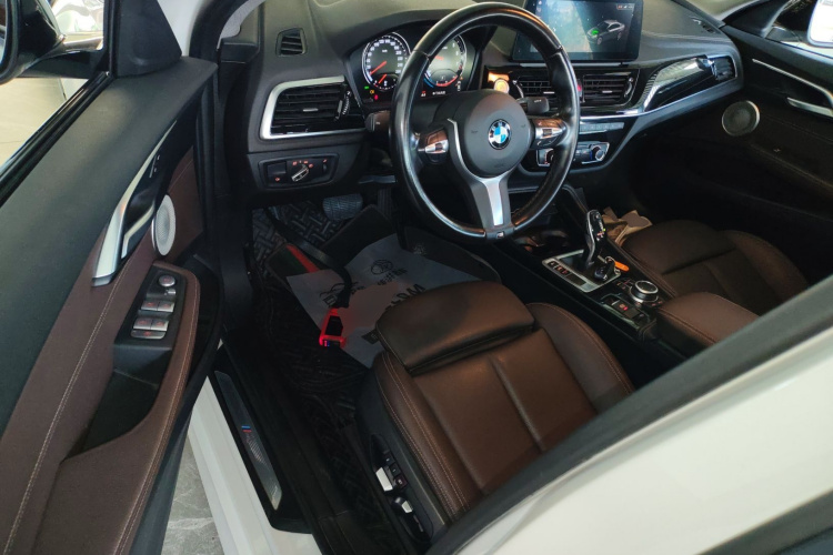 宝马1系 2021款 改款 120i M运动曜夜版中控内饰7003