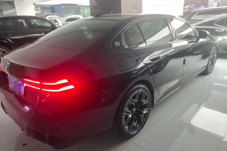 宝马5系 2025款 530Li 尊享型 M运动套装车身外观7