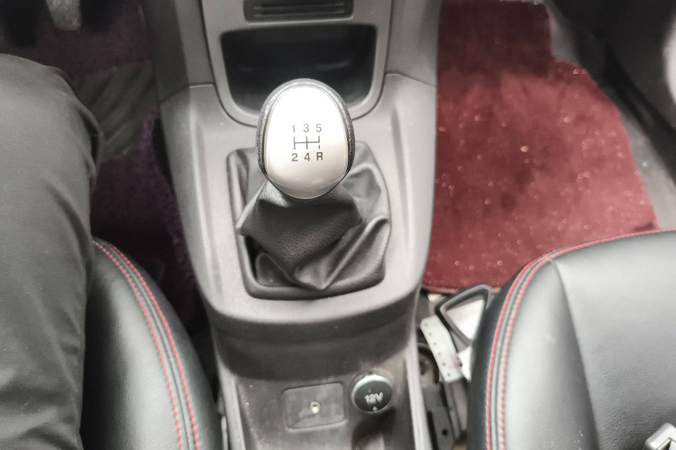 福特 嘉年华 2013款 三厢 1.5L 手动风尚型局部细节18