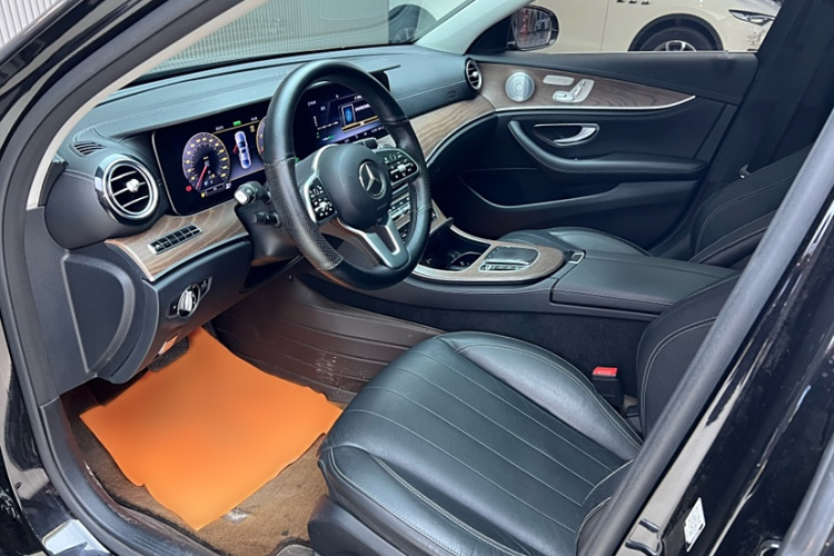 奔驰E级 2019款 E 350 L 4MATIC中控内饰7007