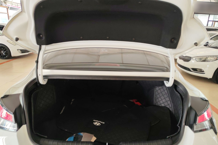 现代 伊兰特 2023款 1.5L CVT GLX精英版机舱底盘23