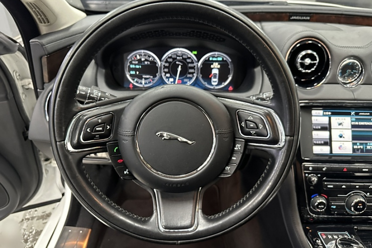 捷豹XJ 2015款  XJL 3.0 SC 两驱全景商务版中控内饰7011