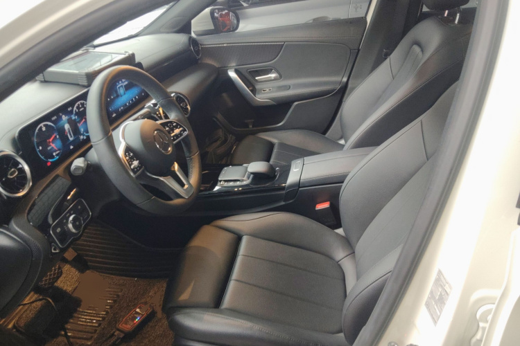 奔驰A级 2021款 A 200 L 运动轿车动感型中控内饰19