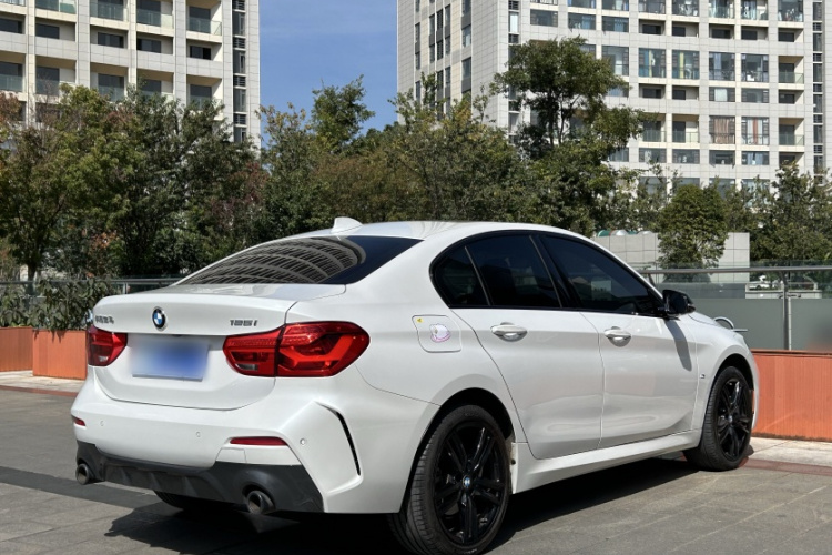 宝马1系 2022款 125i M运动曜夜版车身外观6004