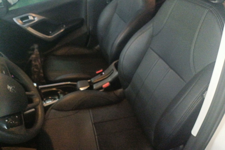 标致2008 2014款 1.6L 自动时尚版局部细节19