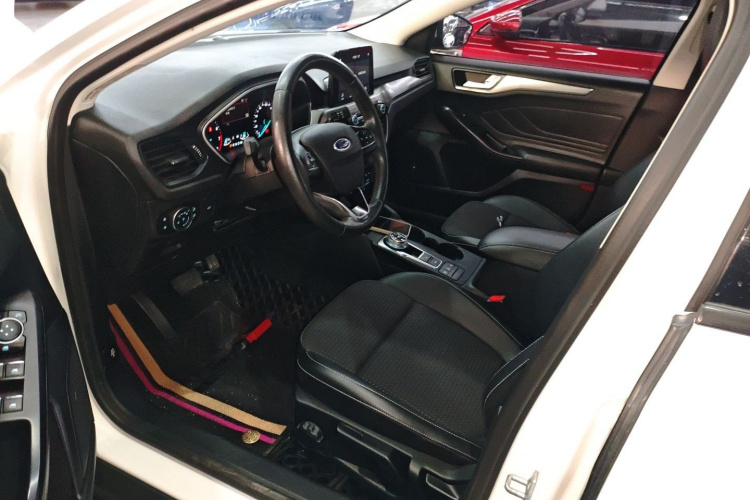 福特 福克斯 2019款 三厢 EcoBoost 180 自动锋潮型局部细节19