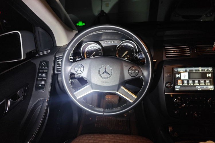 奔驰R级 2017款 R 320 4MATIC 商务型臻藏版局部细节13