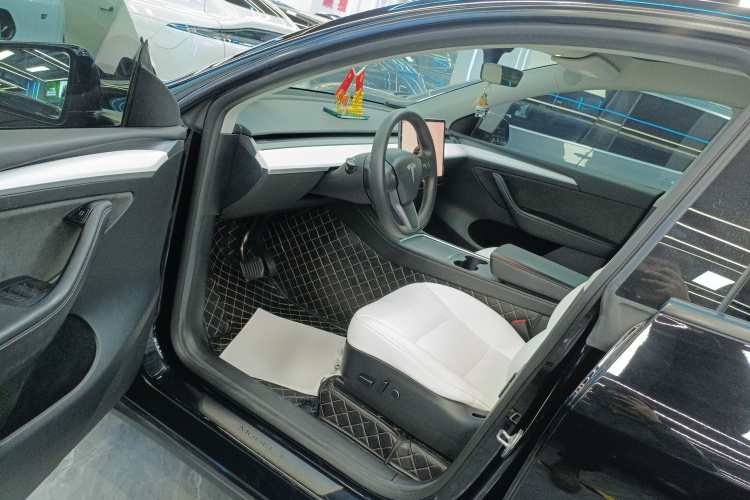 特斯拉 Model Y 2022款 长续航全轮驱动版中控内饰7003