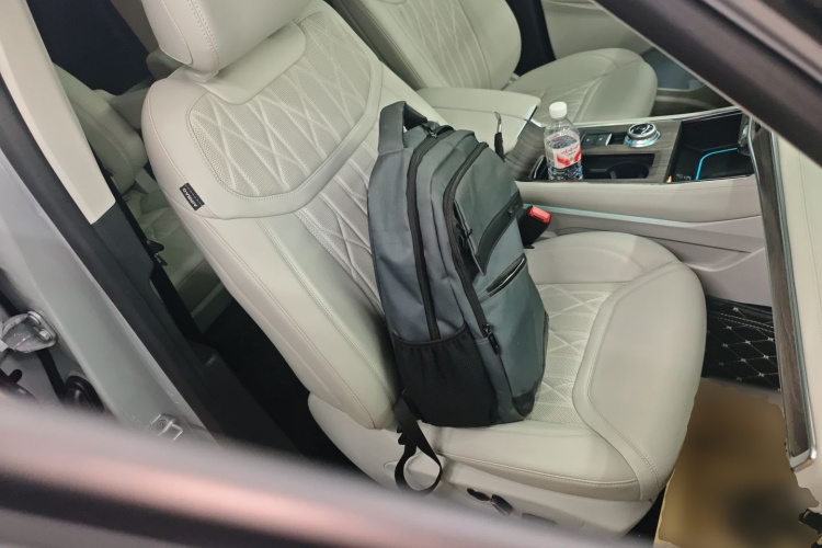 福特 探险者 2023款  EcoBoost 285 四驱赤金版 6座局部细节41