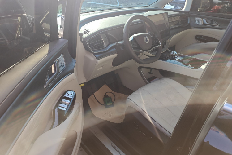 腾势D9 2024款 DM-i 980 四驱尊贵型中控内饰20