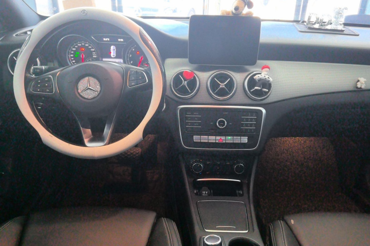 奔驰CLA 2019款 CLA 200 动感型中控内饰12