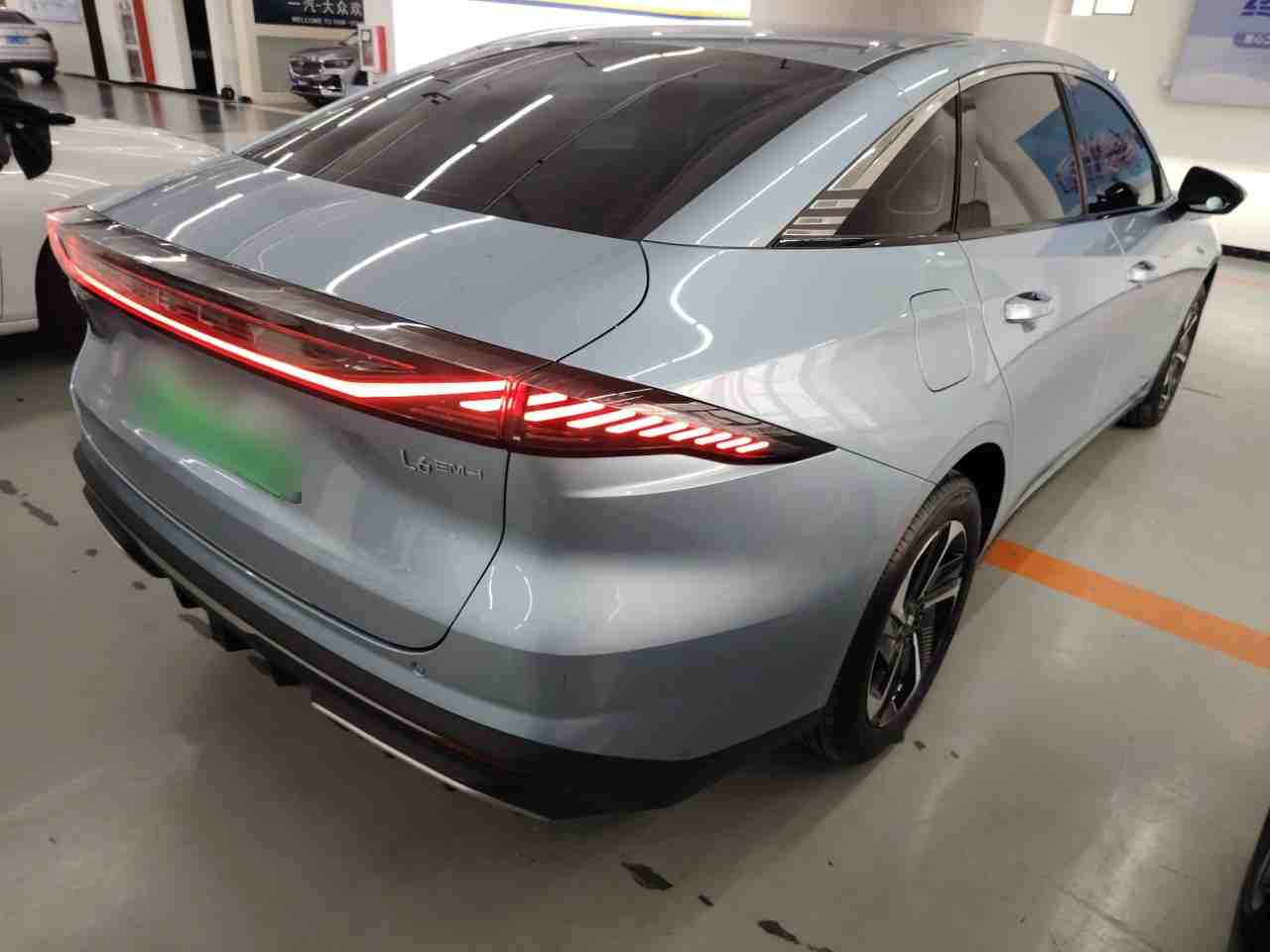 车辆右后45度外观展示