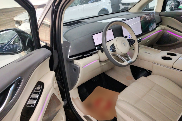 岚图汽车 岚图梦想家 2025款 PHEV 四驱尊贵鲲鹏版中控内饰7003