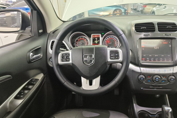 道奇 酷威  2.4L 两驱旅行版中控内饰13