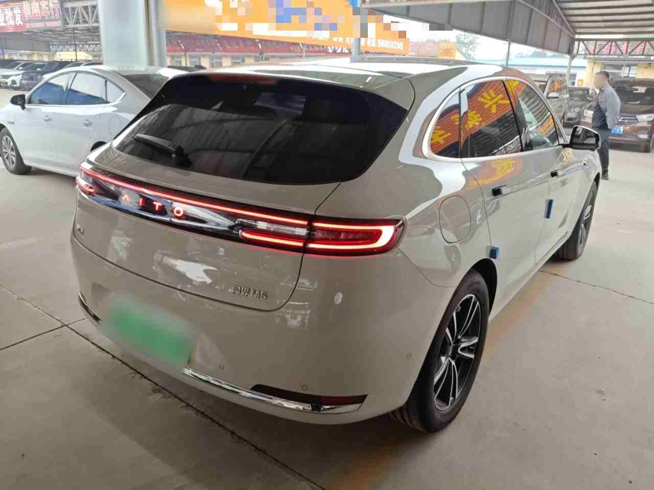 车辆右后45度外观展示