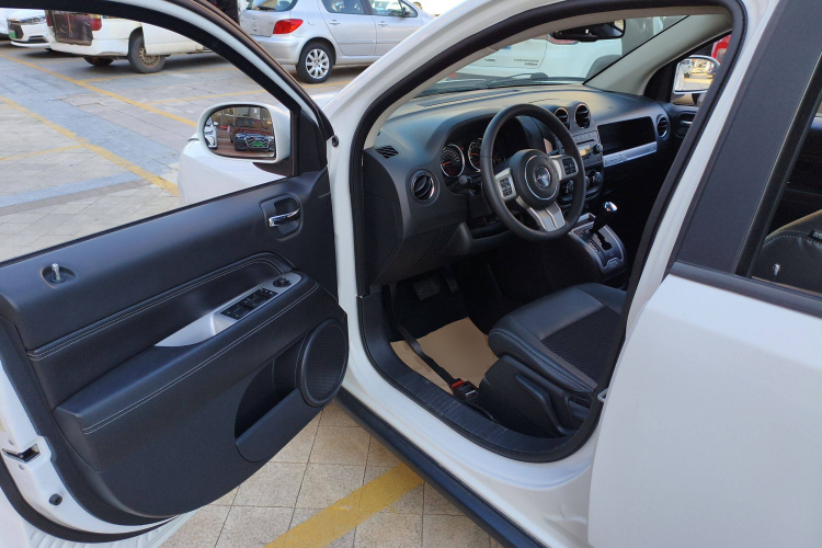 Jeep 指南者(进口) 2014款 改款 2.4L 四驱舒适版中控内饰7003