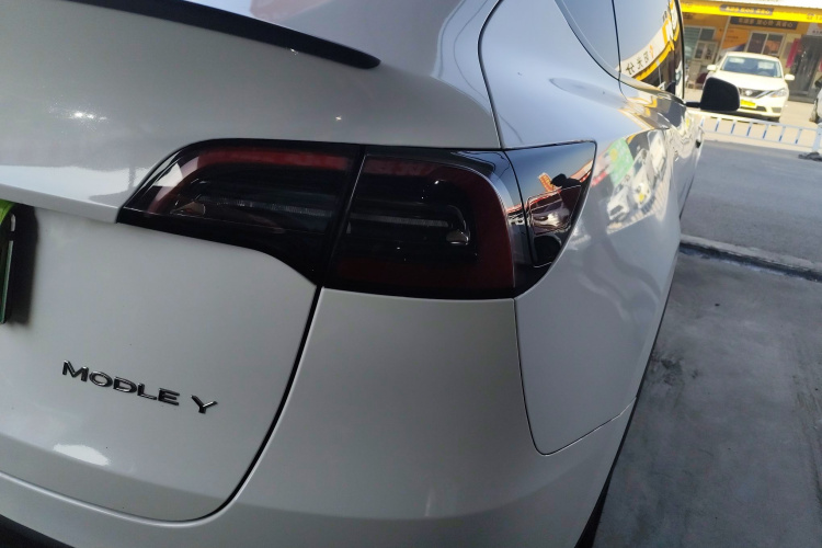 特斯拉 Model Y 2023款 长续航全轮驱动版车身外观9