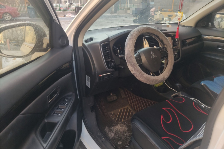 三菱 欧蓝德(进口) 2016款 2.4L 四驱精英版 5座中控内饰20