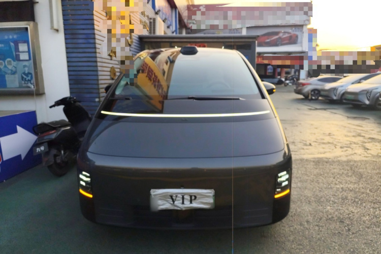 理想汽车 理想MEGA 2024款 Ultra车身外观2