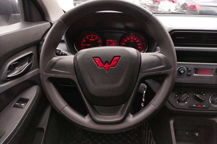 五菱汽车 五菱宏光 2021款 1.5L改款 S基本型 液压助力LAR中控内饰13