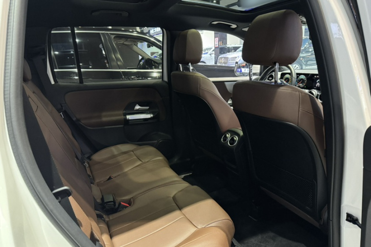 奔驰GLB 2022款 改款二 GLB 200 时尚型中控内饰7012