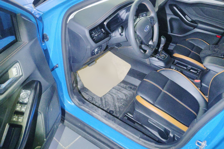 福特 福克斯 2022款 三厢 EcoBoost 180 自动竞速版中控内饰20