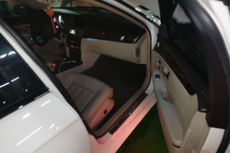 奔驰E级 2014款 E 260 L 豪华型局部细节9005