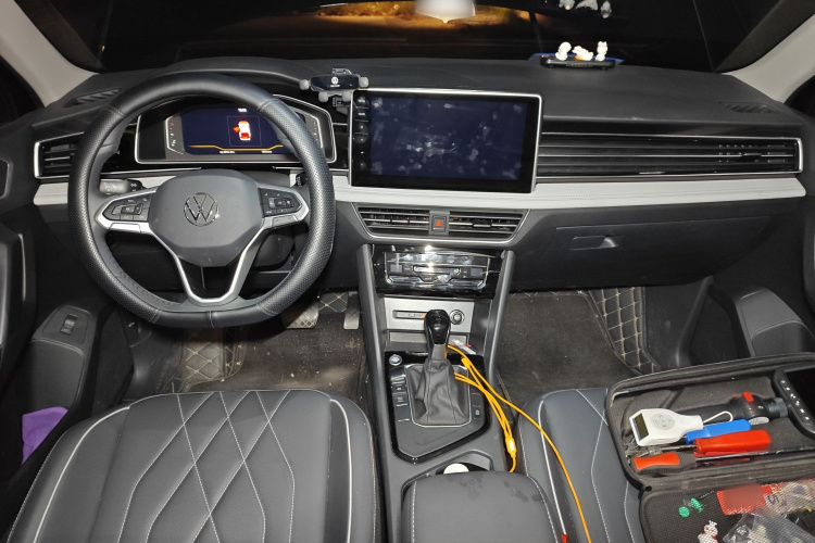 大众 途观L 2025款 出众款 300TSI 自动两驱龙腾版中控内饰7002