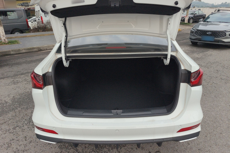 荣威i5 2023款 1.5L CVT豪华版机舱底盘23