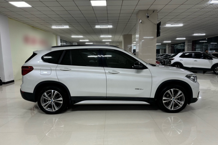 宝马X1 2018款 xDrive20Li 尊享型车身外观6010