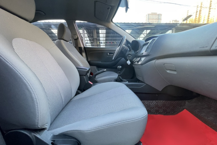 现代 悦动 2011款 1.6L 手动舒适型中控内饰7004