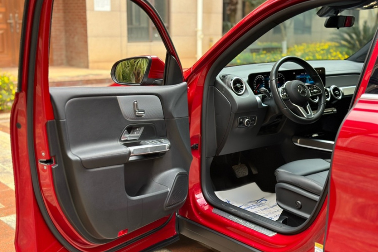 奔驰GLB 2023款 改款 GLB 200 时尚型中控内饰7011