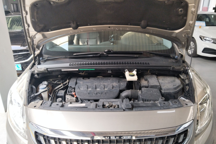 标致3008 2016款 2.0L 自动标准版机舱底盘24